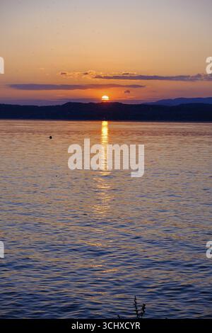 Coucher de soleil à Lido delle Grotte, Jamaica Beach, Sirmione sur le lac de Garde, Vénétie, Vénétie, Italie Banque D'Images