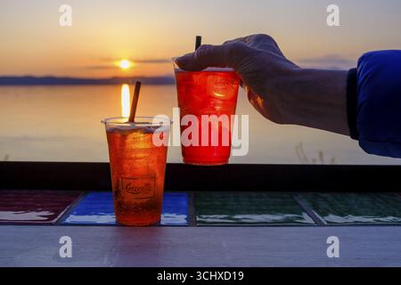 Cocktails, Aperol Sprizz, coucher de soleil au bar, Lido delle Grotte, Jamaica Beach, Sirmione sur le lac de Garde, Vénétie, Vénétie, Italie Banque D'Images