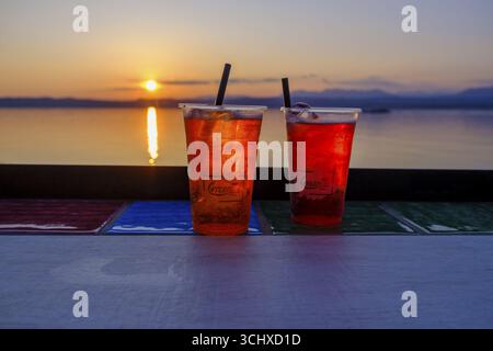Cocktails, Aperol Sprizz, coucher de soleil au bar, Lido delle Grotte, Jamaica Beach, Sirmione sur le lac de Garde, Vénétie, Vénétie, Italie Banque D'Images