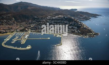 Port de plaisance de Roses sur la mer Méditerranée et la baie de Roses, Roses, Costa Brava, Catalogne, Espagne, Europe, vue aérienne, vue plongeante, phot aérienne Banque D'Images