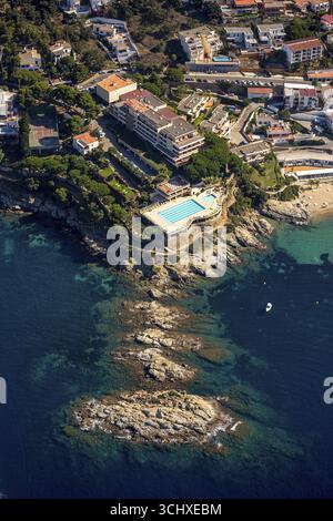 Almadraba Park Hôtel avec piscine, Baie méditerranéenne de Roses, eau bleue, Roses, Costa Brava, Catalogne, Espagne, Europe, vue aérienne, vue plongeante, AE Banque D'Images