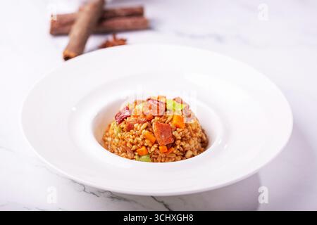 Riz frit au bacon américain sur assiette blanche Banque D'Images