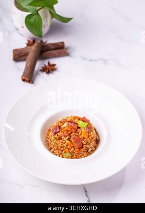 Riz frit au bacon à l'américaine sur une assiette à rebord blanc Banque D'Images