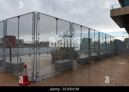 Londres, Royaume-Uni. 3 septembre 2025. Une clôture de sécurité est photographiée à l'extérieur d'Excel Londres avant le Defence and Security Equipment International UK 2025. Des mesures de sécurité renforcées sont en place pour DSEI UK 2025, qui ouvre le 9 septembre, en prévision des manifestations contre le salon biennal de l'armement. Crédit : Mark Kerrison/Alamy Live News Banque D'Images
