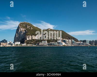 Gibraltar vu de la Linea de la Concepcion en Espagne Banque D'Images