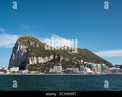 Gibraltar vu de la Linea de la Concepcion en Espagne Banque D'Images