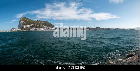 Gibraltar vu de la Linea de la Concepcion en Espagne Banque D'Images