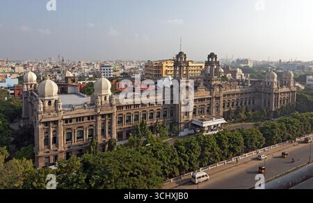 Vue aérienne de la grande architecture ornée de la haute Cour de Madras, ses dômes brillent contre l'étalement urbain, encadrés par des arbres luxuriants et des rues animées, Chennai, Tamil Nadu, Inde. Banque D'Images