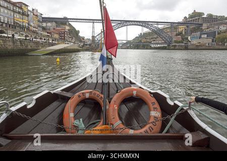 Excursion en bateau sous le célèbre pont de Porto, Ponte de Dom Luis I, Porto, Porto district, Portugal, Europe, vue aérienne, vue plongeante, Tra Banque D'Images