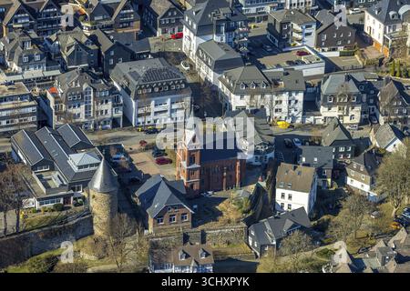 Vue aérienne, mur de la ville avec tour de sorcière, evang. Église Olpe, OT Olpe centre de jeunesse et centre pour enfants, quartier résidentiel Frankfurter Strasse, Olpe to Banque D'Images