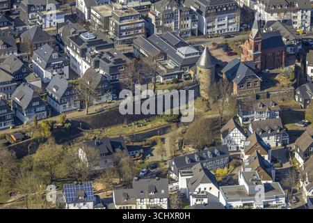 Vue aérienne, mur de la ville avec tour de sorcière, evang. Église Olpe, OT Olpe centre de jeunesse et centre pour enfants, quartier résidentiel Frankfurter Strasse, Olpe to Banque D'Images