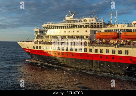 Touristes à la rampe du navire, navire MS Finnmarken, Mehamn, Finnmark, Norvège, Scandinavie, Europe, voyage d'aventure, accueil des passagers, tourisme, Banque D'Images