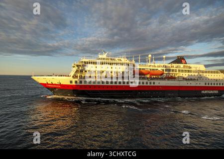 Touristes à la rampe du navire, navire MS Finnmarken, Mehamn, Finnmark, Norvège, Scandinavie, Europe, voyage d'aventure, accueil des passagers, tourisme, Banque D'Images