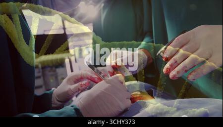 Chirurgiens opérants en frottant à l'aide d'un écarteur de pince de scalpel en salle d'opération, champs opératoires et plateau Banque D'Images