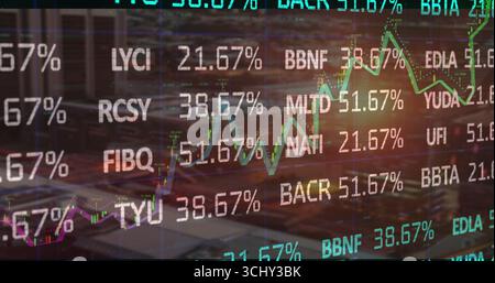 Affichage de la superposition de trading au bureau montrant les tickers boursiers, les valeurs de pourcentage et l'ordinateur portable Banque D'Images