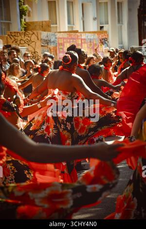 Danseurs mauriciens jouant pendant le Carnaval de Notting Hill, Ladbroke Grove, Londres, Royaume-Uni, 25/08/2025 Banque D'Images