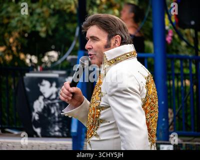 L'imitateur d'Elvis Presley Cliff Castle se produit au Oaklands Bandstand à Hythe, Kent, le 31 août 2025 Banque D'Images