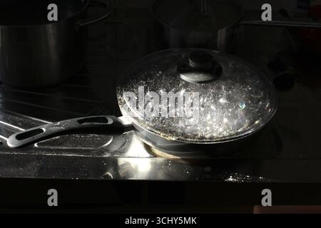 Poêle à frire avec couvercle en verre Banque D'Images