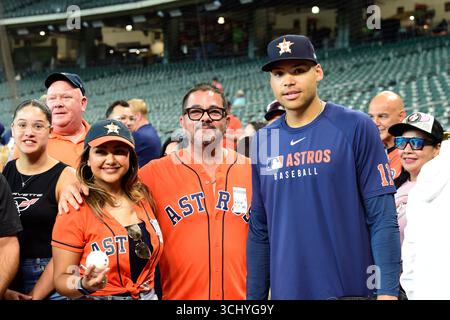 Houston, TX États-Unis ; l'outfielder des Astros de Houston Cam Smith (11) pose avec les fans lors d'un match MLB entre les Astros de Houston et les Yankees de New York le mardi 2 septembre 2025 au Daikin Park. Les Yankees battent les Astros 7-1. (Tom Walko/image du sport) Banque D'Images