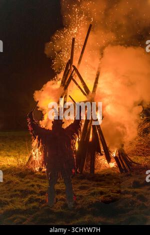 Un membre de l'équipe de danse Foxbucp Morris (ou 'Side') au rituel annuel de wassail d'hiver dans un verger de cidre à Monkland, Herefordshire, Royaume-Uni Banque D'Images