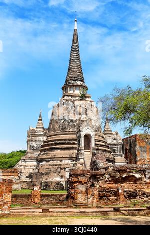 Chedi du temple Wat Phra si Sanphet à Ayutthaya près de Bangkok, Thaïlande. Prise de vue verticale. Banque D'Images