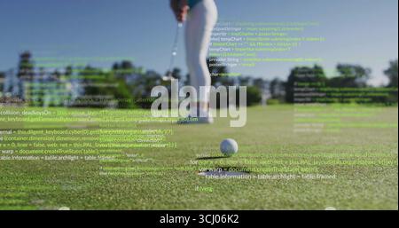 Positionnement de golfeuse alignant putt sur le green de golf, avec putter de golf, balle de golf, recouvrement de code Banque D'Images
