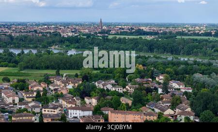 Vue aérienne de Castelvetro Piacentino avec la ligne d'horizon de Crémone avec le Torrazzo de la cathédrale de Crémone et le fleuve po traversant le paysage sur un cl Banque D'Images