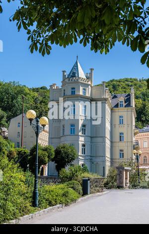 Promenade estivale à travers le centre thermal du célèbre Karlovy Vary (Carlsbad) en République tchèque, Europe Banque D'Images