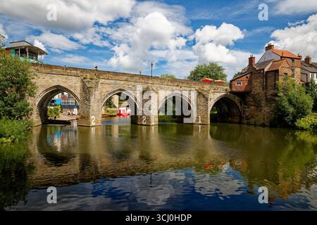 Les anciennes arches du pont Old Elvet traversent la rivière Wear dans le centre-ville de Durham, en Angleterre. Banque D'Images