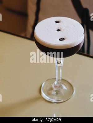 Martini espresso classique sur un verre coupé tiré du dessus Banque D'Images