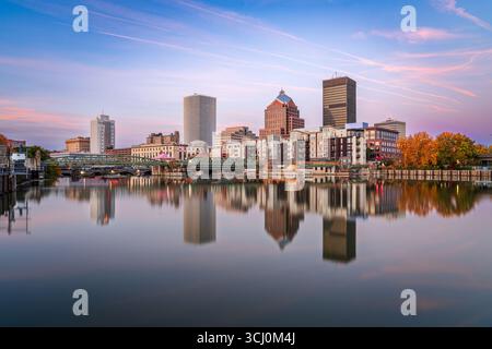 Rochester, New York, États-Unis skyline du centre-ville sur la rivière Genesee en automne. Banque D'Images