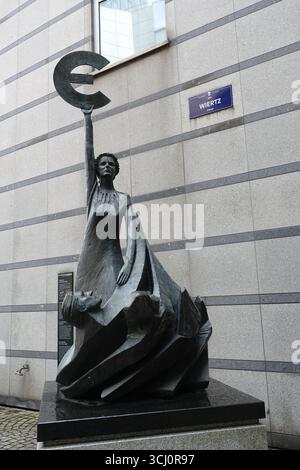 Une statue de la déesse Europe portant le symbole de l'euro près du Parlement européen à Bruxelles Banque D'Images