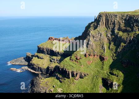 lacada point site de la girona coulant avec les diables géants de doigt moyen chaussée chaussée chaussée chaussée route côtière comté antrim irlande du nord royaume-uni Banque D'Images