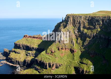 lacada point site de la girona coulant avec les diables géants de doigt moyen chaussée chaussée chaussée chaussée route côtière comté antrim irlande du nord royaume-uni Banque D'Images