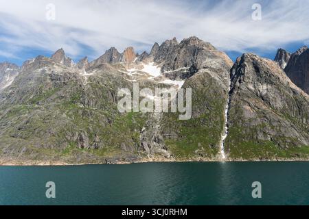 Vue du paysage montagneux et géologie de Prince Christian Sound, Groenland, Europe, 3 août 2025 Banque D'Images