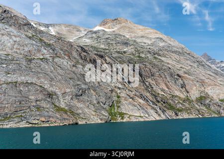 Vue du paysage montagneux et géologie de Prince Christian Sound, Groenland, Europe, 3 août 2025 Banque D'Images