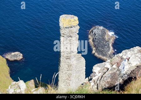 devils majeur à lacada point site du girona naufrage avec la chaussée géante route côtière comté d'antrim irlande du nord royaume-uni Banque D'Images