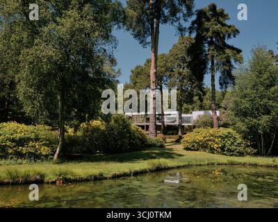 La maison d'architecture moderniste Homewood et les jardins à Esher, Surrey, Angleterre Royaume-Uni. Conçu par l'architecte Patrick Gwynne Banque D'Images