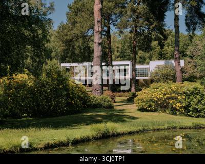La maison d'architecture moderniste Homewood et les jardins à Esher, Surrey, Angleterre Royaume-Uni. Conçu par l'architecte Patrick Gwynne Banque D'Images