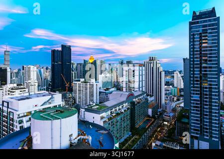 Paysage de Bangkok, immeubles de grande hauteur, quartier de Sukhumvit, soirée, Thaïlande Banque D'Images