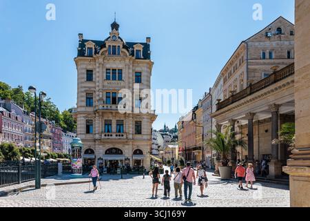 Carlsbad, Tchéquie - 12 août 2025 : promenade estivale dans le centre thermal du célèbre Karlovy Vary (Carlsbad) en République tchèque Banque D'Images
