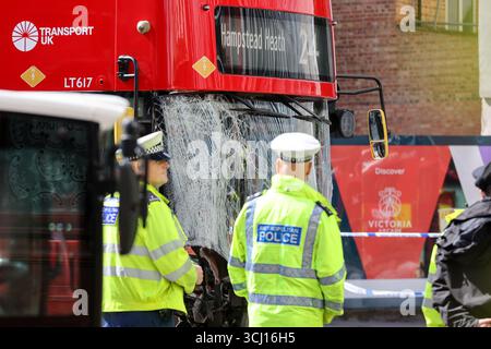 Londres. ROYAUME-UNI. 04 sept. 2025. Les services d'urgence à l'extérieur de la gare Victoria dans le centre de Londres après qu'un bus de la route 24 ait monté le trottoir pendant les heures de pointe, blessant 17 personnes. Quinze personnes, dont les passagers et le chauffeur, ont été transportées à l'hôpital. Aucune blessure mettant en danger la vie n'a été signalée. Crédit : Dinendra Haria/Alamy Live News Banque D'Images