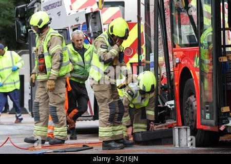 Londres. ROYAUME-UNI. 04 sept. 2025. Les services d'urgence à l'extérieur de la gare Victoria dans le centre de Londres après qu'un bus de la route 24 ait monté le trottoir pendant les heures de pointe, blessant 17 personnes. Quinze personnes, dont les passagers et le chauffeur, ont été transportées à l'hôpital. Aucune blessure mettant en danger la vie n'a été signalée. Crédit : Dinendra Haria/Alamy Live News Banque D'Images