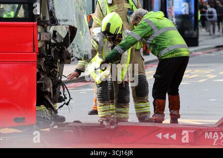 Londres. ROYAUME-UNI. 04 sept. 2025. Les services d'urgence à l'extérieur de la gare Victoria dans le centre de Londres après qu'un bus de la route 24 ait monté le trottoir pendant les heures de pointe, blessant 17 personnes. Quinze personnes, dont les passagers et le chauffeur, ont été transportées à l'hôpital. Aucune blessure mettant en danger la vie n'a été signalée. Crédit : Dinendra Haria/Alamy Live News Banque D'Images