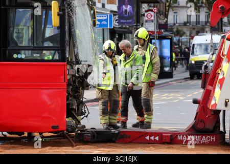 Londres. ROYAUME-UNI. 04 sept. 2025. Les services d'urgence à l'extérieur de la gare Victoria dans le centre de Londres après qu'un bus de la route 24 ait monté le trottoir pendant les heures de pointe, blessant 17 personnes. Quinze personnes, dont les passagers et le chauffeur, ont été transportées à l'hôpital. Aucune blessure mettant en danger la vie n'a été signalée. Crédit : Dinendra Haria/Alamy Live News Banque D'Images