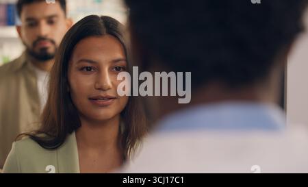 Pharmacie achetant le client de médecine indienne femme client consultation médicale saine pharmacien homme conseillant pilules guérir l'aide professionnelle de soins de santé Banque D'Images