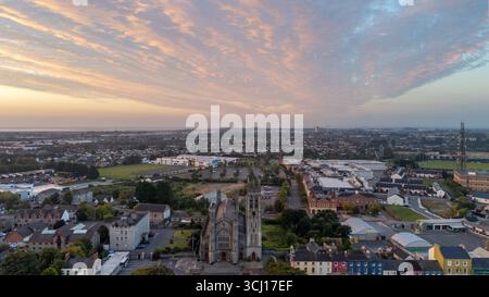 Vol matinal au-dessus de la ville de Dundalk, comté de Louth, République d'Irlande Banque D'Images