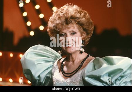 L'actrice française Rosy Varte sur le tournage de l'émission 'champs Elysées' sur antenne 2, un spécial avec Amanda Lear. Circa 1983 Banque D'Images