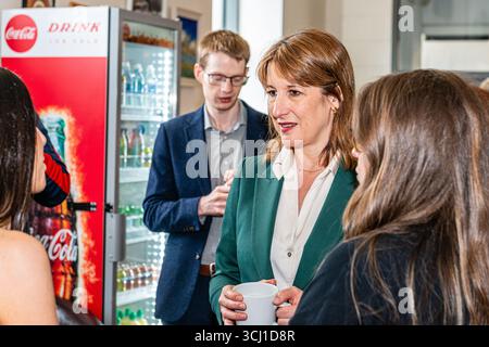 La chancelière de l'Échiquier Rachel Reeves lors d'une visite à Farsley à Leeds, West Yorkshire, rencontrant des propriétaires d'entreprises locales Banque D'Images