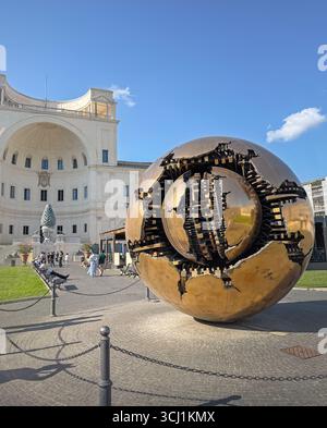 ROME, ITALIE - 02 AOÛT 2025 sphère dans sphère (Sfera con Sfera) sculpture en bronze d'Arnaldo Pomodoro dans les musées du Vatican, avec Pinecone Founta Banque D'Images